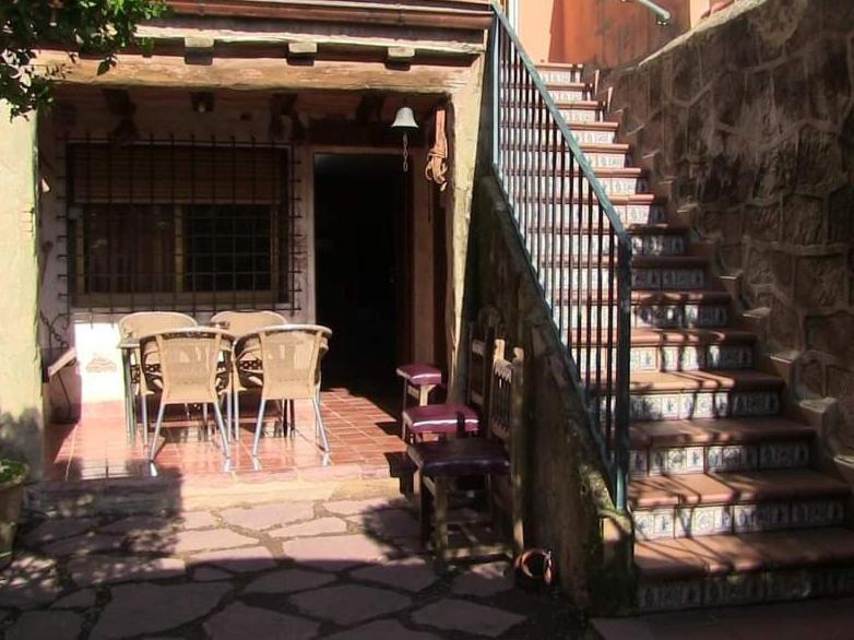 A La Sombra De La Torre Pensionat Serra Exteriör bild